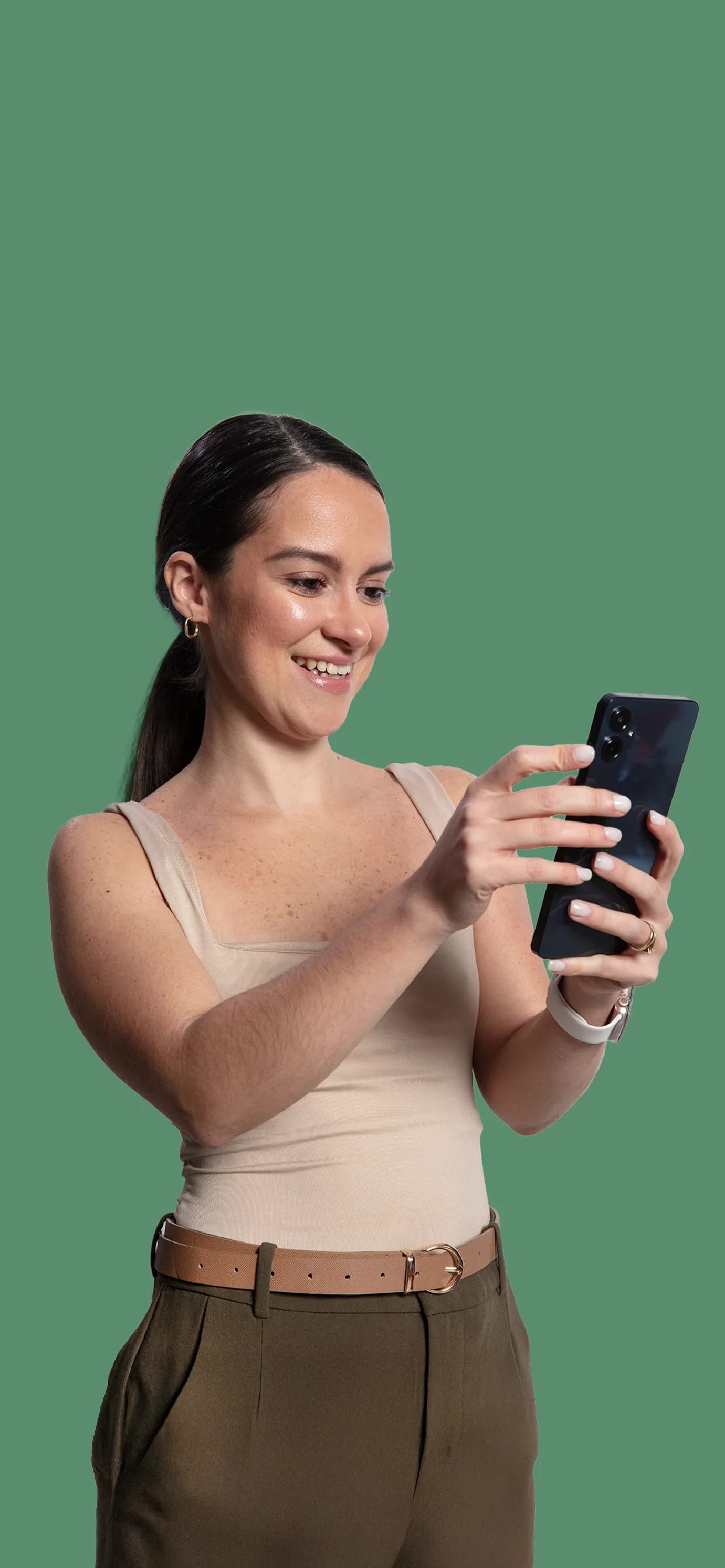 Mujer buscando un servicio desde la app de Dufi