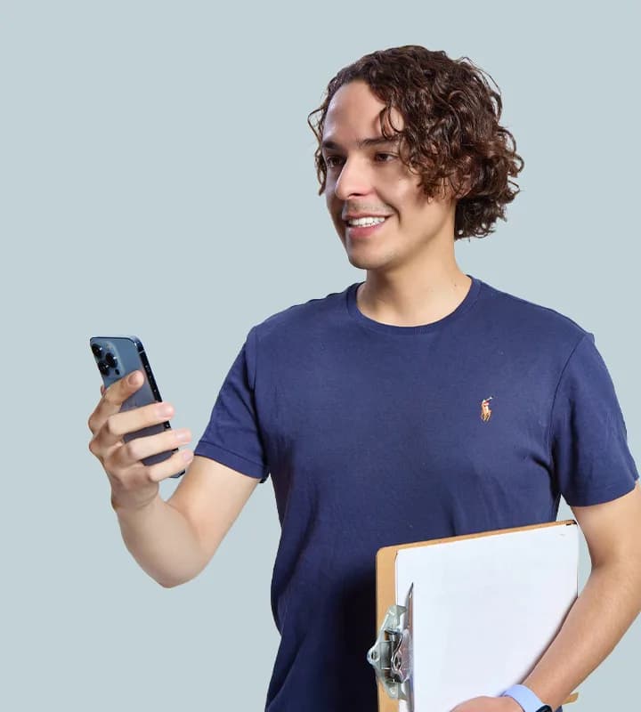 Profesional revisando solicitudes en su celular