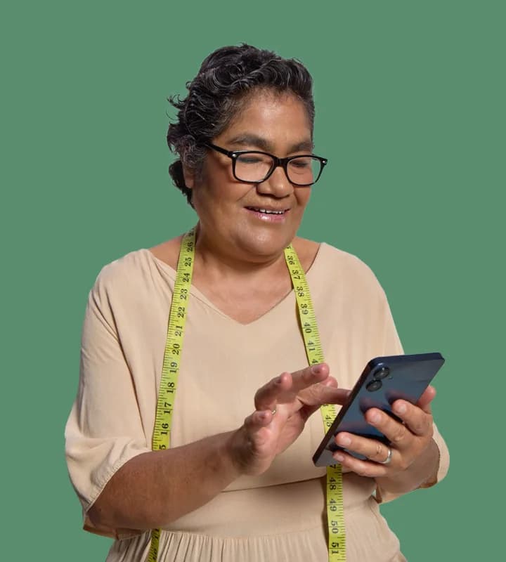 Costurera buscando un servicio en su celular